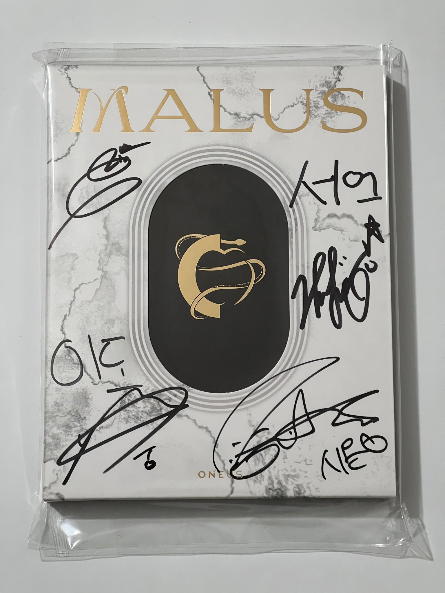 원어스 (ONEUS) Malus Autographed Album